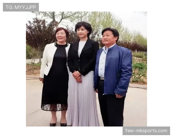 朱琳训练服随意像邻家，机场一现身就是整套名牌行李